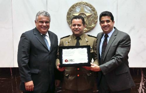 O diretor-geral do HPM, tenente-coronel Vinícius Rodrigues de Oliveira Santos recebeu placa alusiva à homenagem